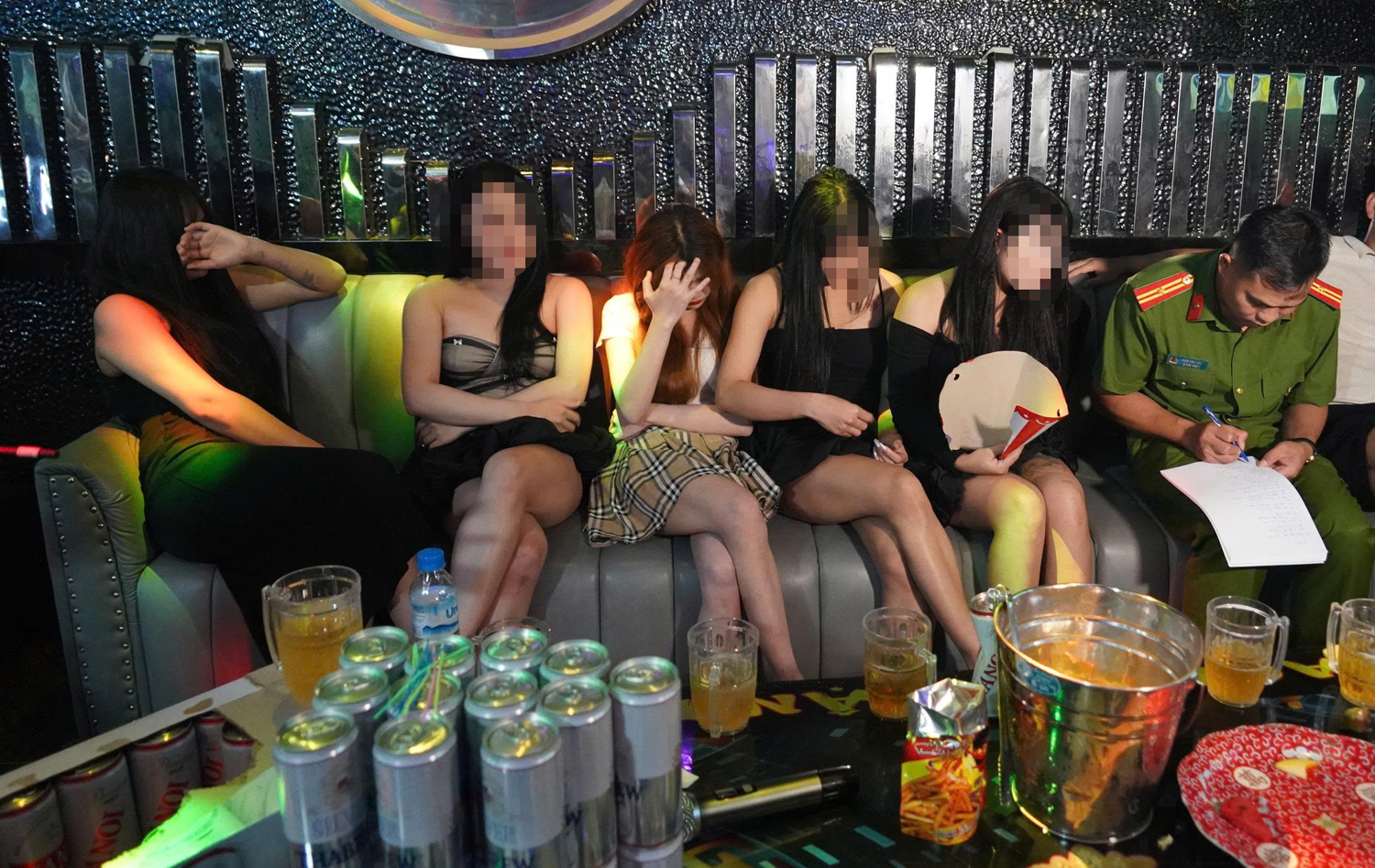 Bắt quả tang quán Karaoke nuôi 38 nữ nhân viên ăn mặc "mát mẻ" phục vụ khách- Ảnh 1. Bắt quả tang quán Karaoke nuôi 38 nữ nhân viên ăn mặc "mát mẻ" phục vụ khách- Ảnh 1.
