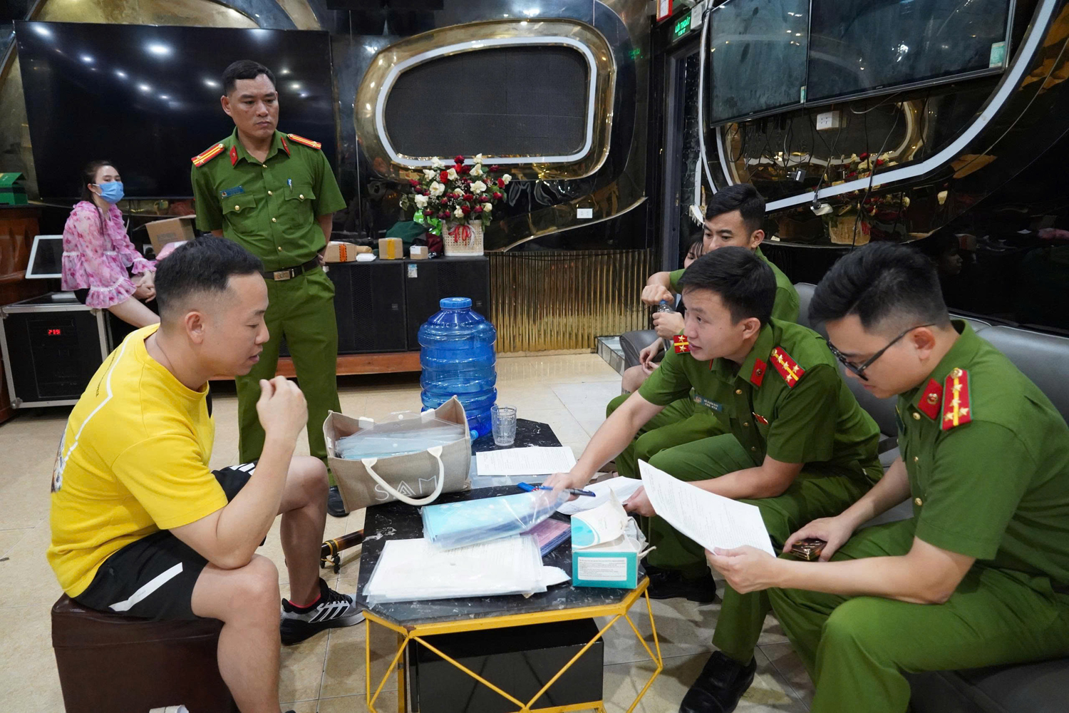 Bắt quả tang quán Karaoke nuôi 38 nữ nhân viên ăn mặc "mát mẻ" phục vụ khách- Ảnh 2. Bắt quả tang quán Karaoke nuôi 38 nữ nhân viên ăn mặc "mát mẻ" phục vụ khách- Ảnh 2.