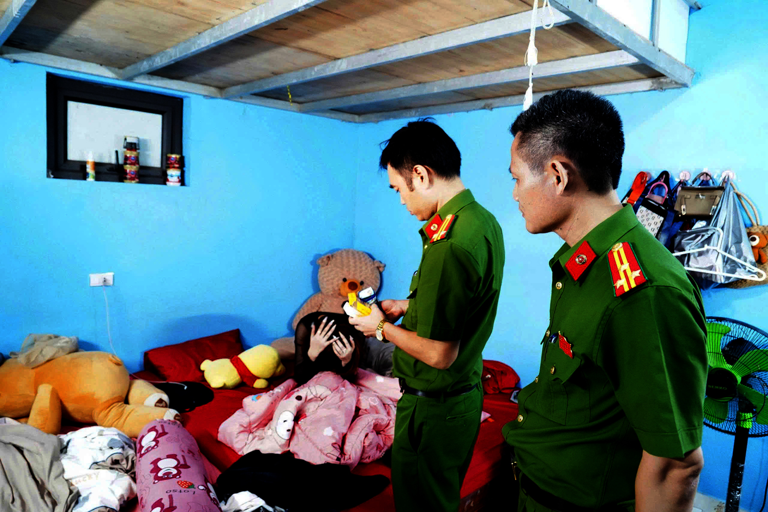 Bắt quả tang quán Karaoke nuôi 38 nữ nhân viên ăn mặc "mát mẻ" phục vụ khách- Ảnh 3. Bắt quả tang quán Karaoke nuôi 38 nữ nhân viên ăn mặc "mát mẻ" phục vụ khách- Ảnh 3.