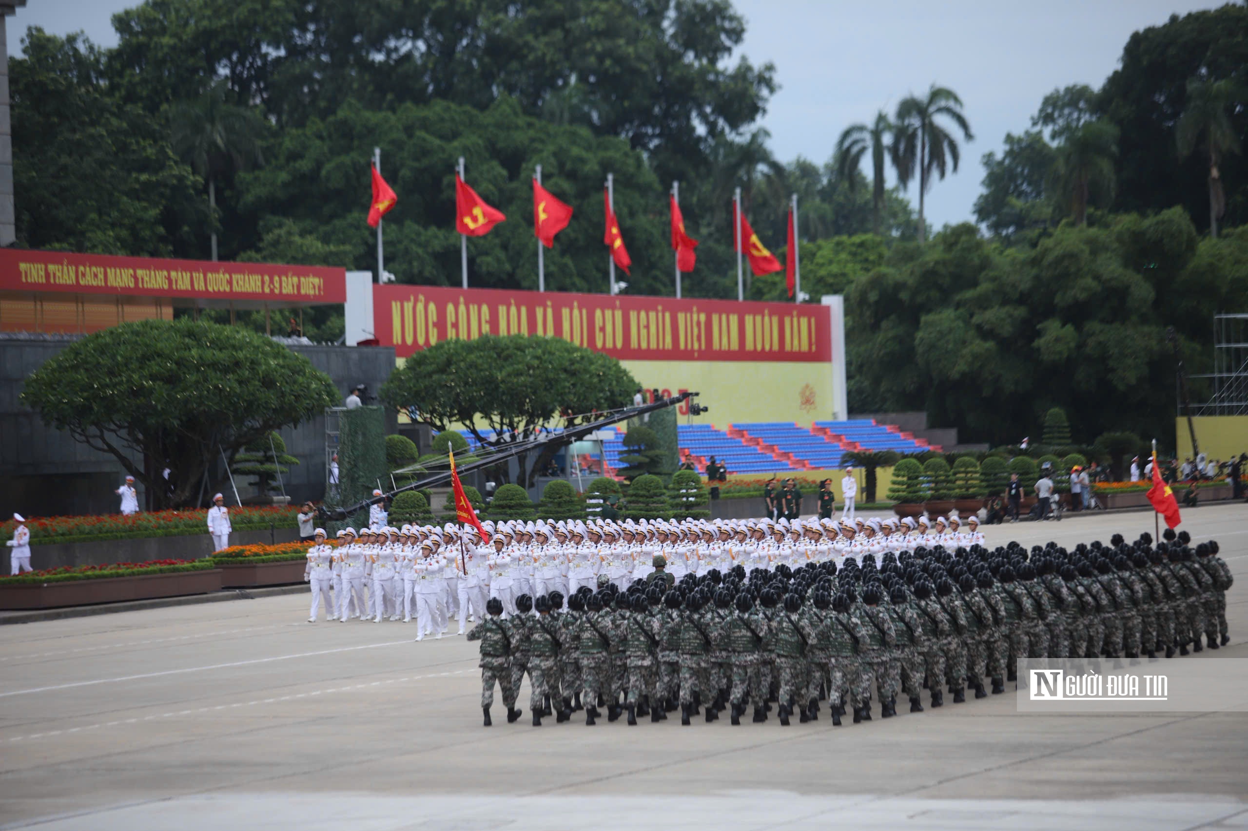 Không khí trước giờ diễn ra buổi tổng hợp luyện diễu binh, diễu hành lần 2- Ảnh 2. Không khí trước giờ diễn ra buổi tổng hợp luyện diễu binh, diễu hành lần 2- Ảnh 2.