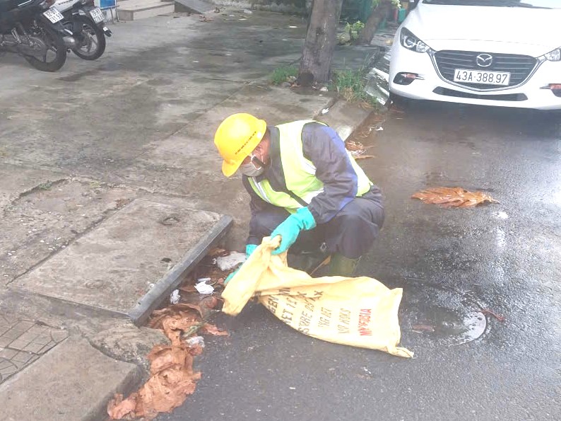 Những người thầm lặng giữ an toàn cho Đà Nẵng trong mưa bão- Ảnh 5. Những người thầm lặng giữ an toàn cho Đà Nẵng trong mưa bão- Ảnh 5.