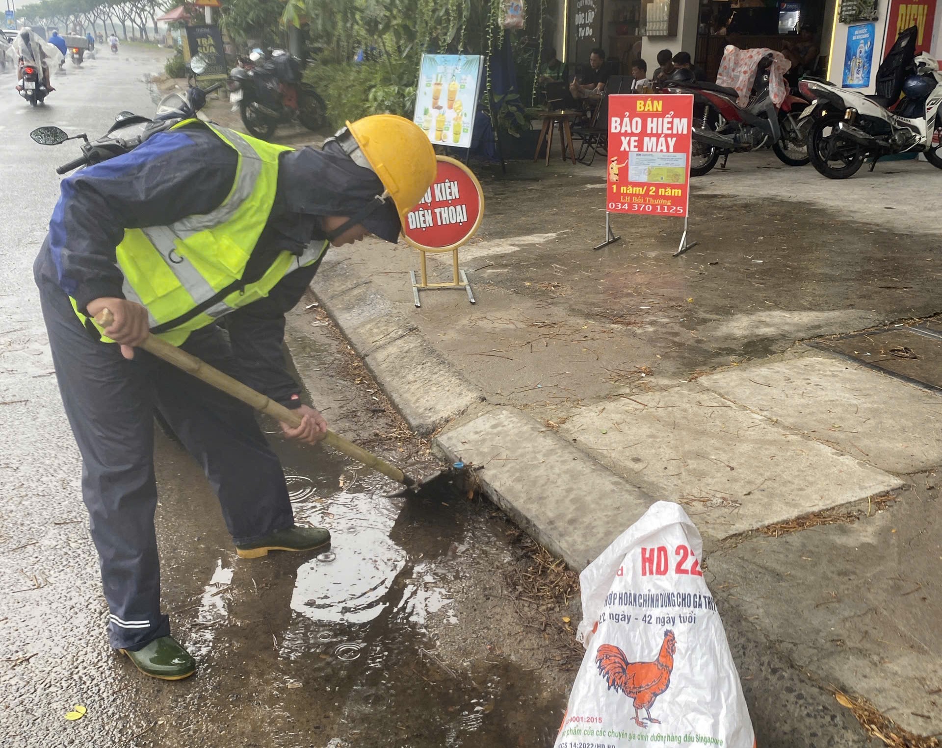 Những người thầm lặng giữ an toàn cho Đà Nẵng trong mưa bão- Ảnh 6. Những người thầm lặng giữ an toàn cho Đà Nẵng trong mưa bão- Ảnh 6.