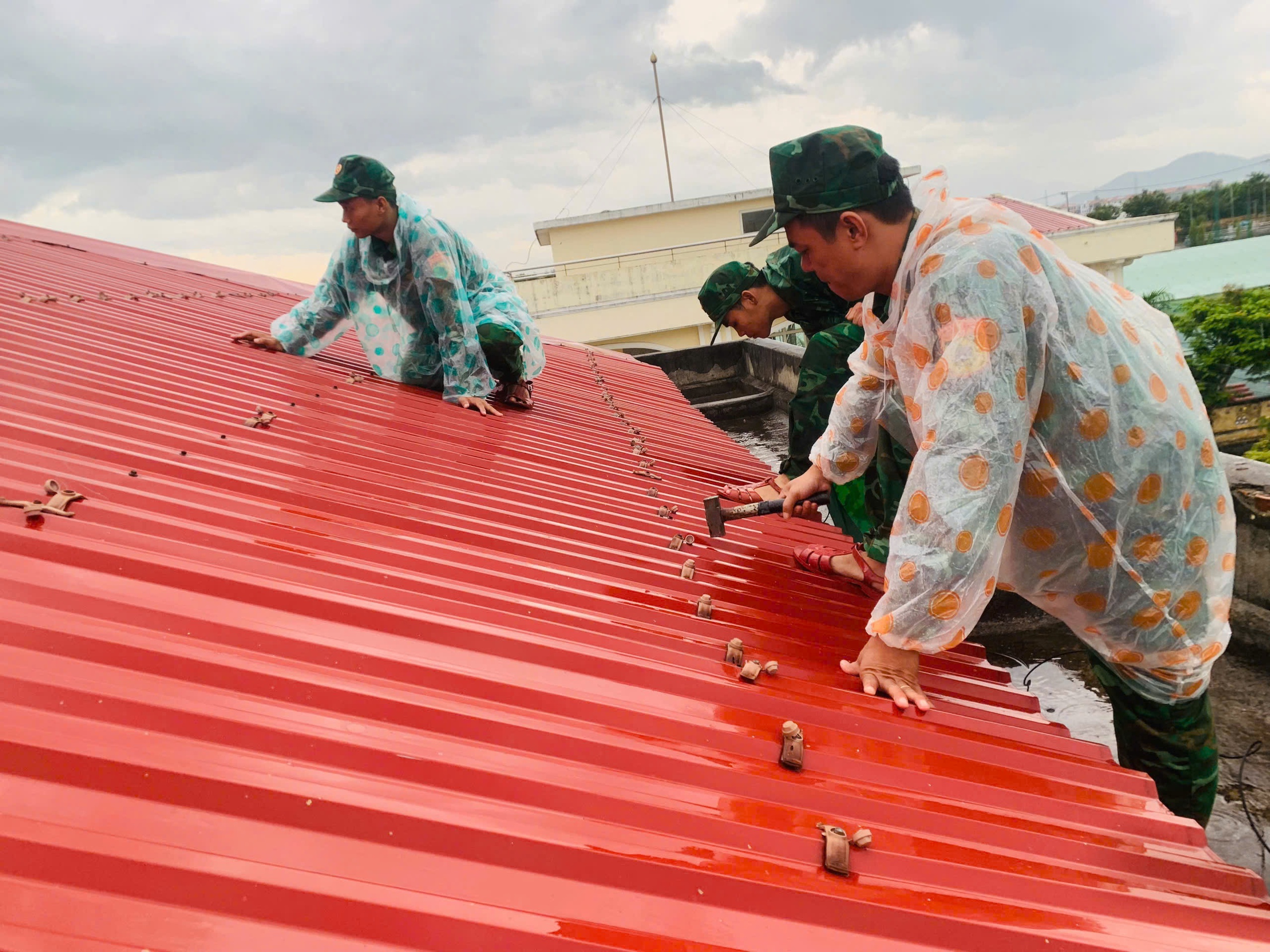 Cuộc chạy đua với bão Kajiki: Đà Nẵng kêu gọi tàu thuyền về bờ neo đậu, hỗ trợ dân chằn chống nhà cửa- Ảnh 2. Cuộc chạy đua với bão Kajiki: Đà Nẵng kêu gọi tàu thuyền về bờ neo đậu, hỗ trợ dân chằn chống nhà cửa- Ảnh 2.