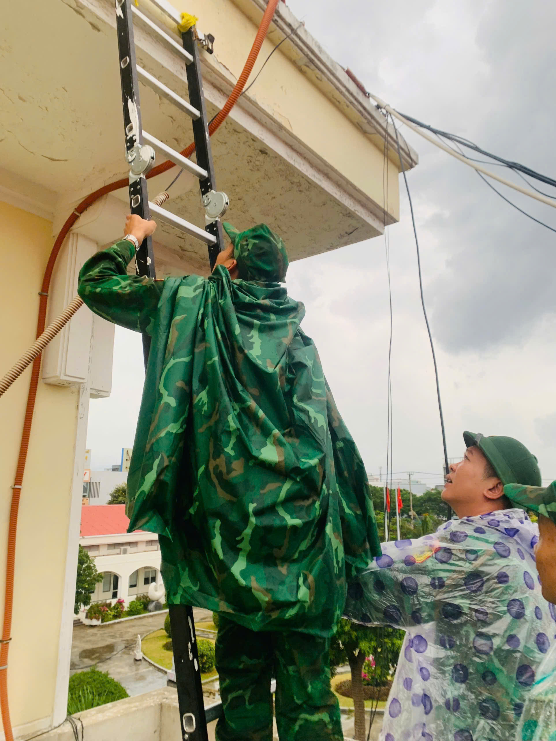 Cuộc chạy đua với bão Kajiki: Đà Nẵng kêu gọi tàu thuyền về bờ neo đậu, hỗ trợ dân chằn chống nhà cửa- Ảnh 3. Cuộc chạy đua với bão Kajiki: Đà Nẵng kêu gọi tàu thuyền về bờ neo đậu, hỗ trợ dân chằn chống nhà cửa- Ảnh 3.