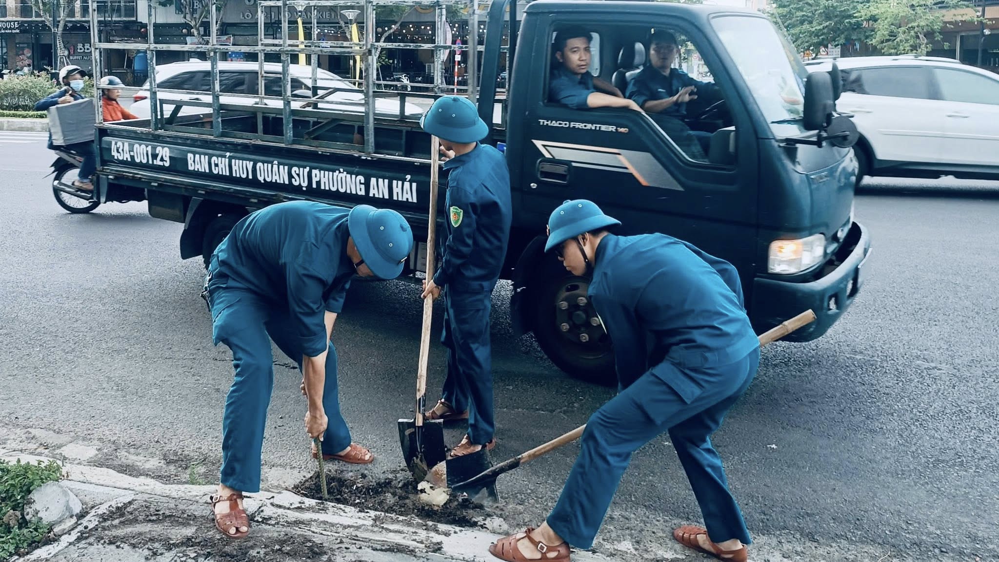 Những người thầm lặng giữ an toàn cho Đà Nẵng trong mưa bão- Ảnh 7. Những người thầm lặng giữ an toàn cho Đà Nẵng trong mưa bão- Ảnh 7.