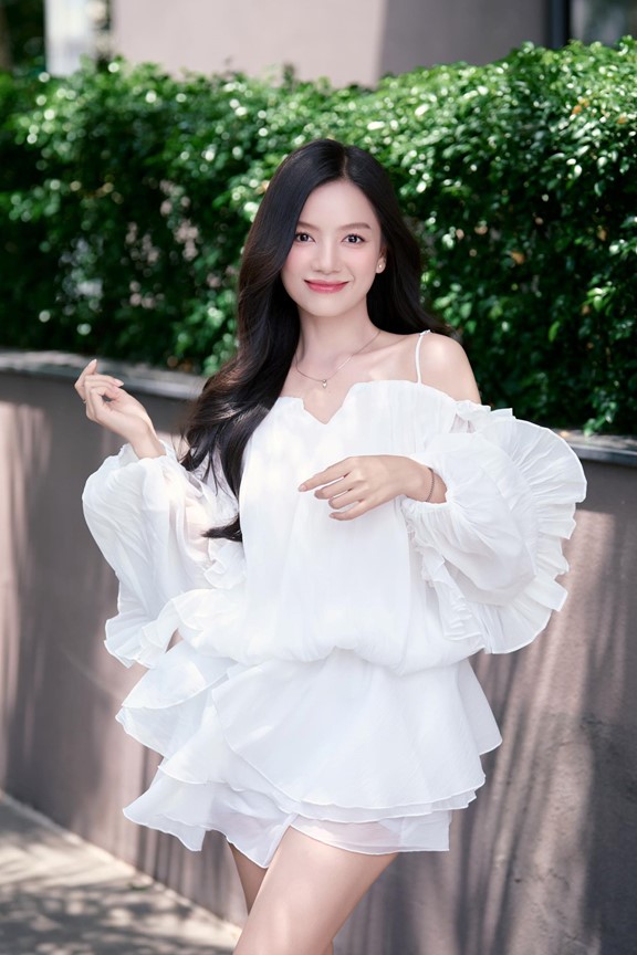 Nữ diễn viên là bóng hồng duy nhất trong "Mưa đỏ", nhan sắc gây ấn tượng, đời tư cực bí ẩn- Ảnh 7. Nữ diễn viên là bóng hồng duy nhất trong "Mưa đỏ", nhan sắc gây ấn tượng, đời tư cực bí ẩn- Ảnh 7.