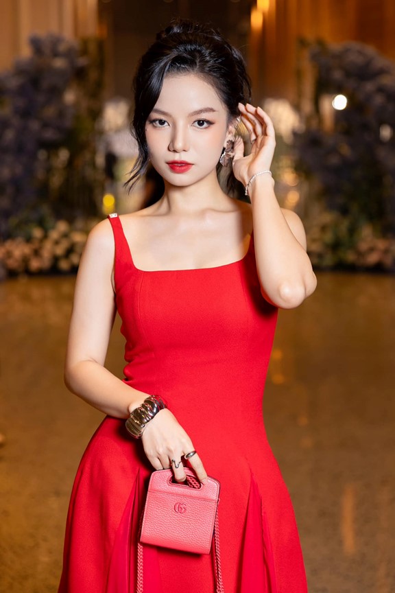 Nữ diễn viên là bóng hồng duy nhất trong "Mưa đỏ", nhan sắc gây ấn tượng, đời tư cực bí ẩn- Ảnh 8. Nữ diễn viên là bóng hồng duy nhất trong "Mưa đỏ", nhan sắc gây ấn tượng, đời tư cực bí ẩn- Ảnh 8.