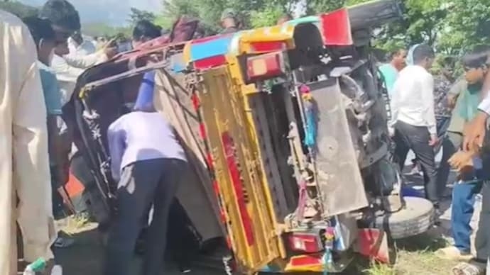 Ô tô chạy ngược chiều đâm trúng xe buýt, 11 người thương vong- Ảnh 1. Ô tô chạy ngược chiều đâm trúng xe buýt, 11 người thương vong- Ảnh 1.