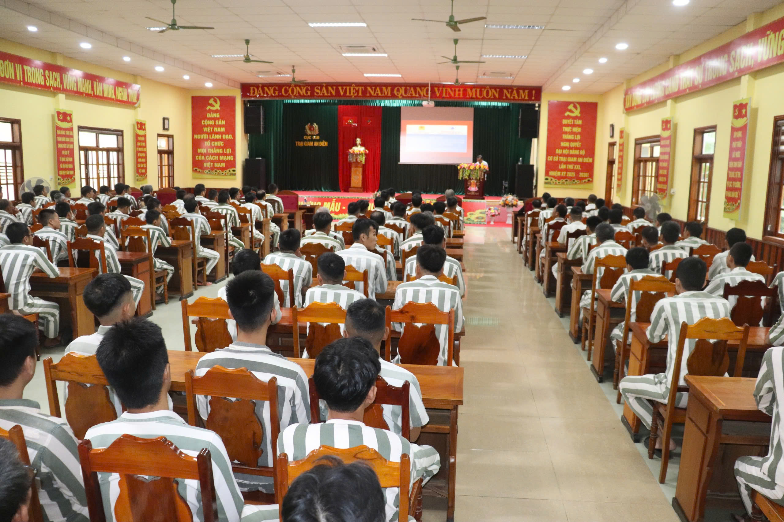 Đà Nẵng: Phạm nhân sắp mãn hạn tù được trang bị hành trang pháp lý- Ảnh 1. Đà Nẵng: Phạm nhân sắp mãn hạn tù được trang bị hành trang pháp lý- Ảnh 1.
