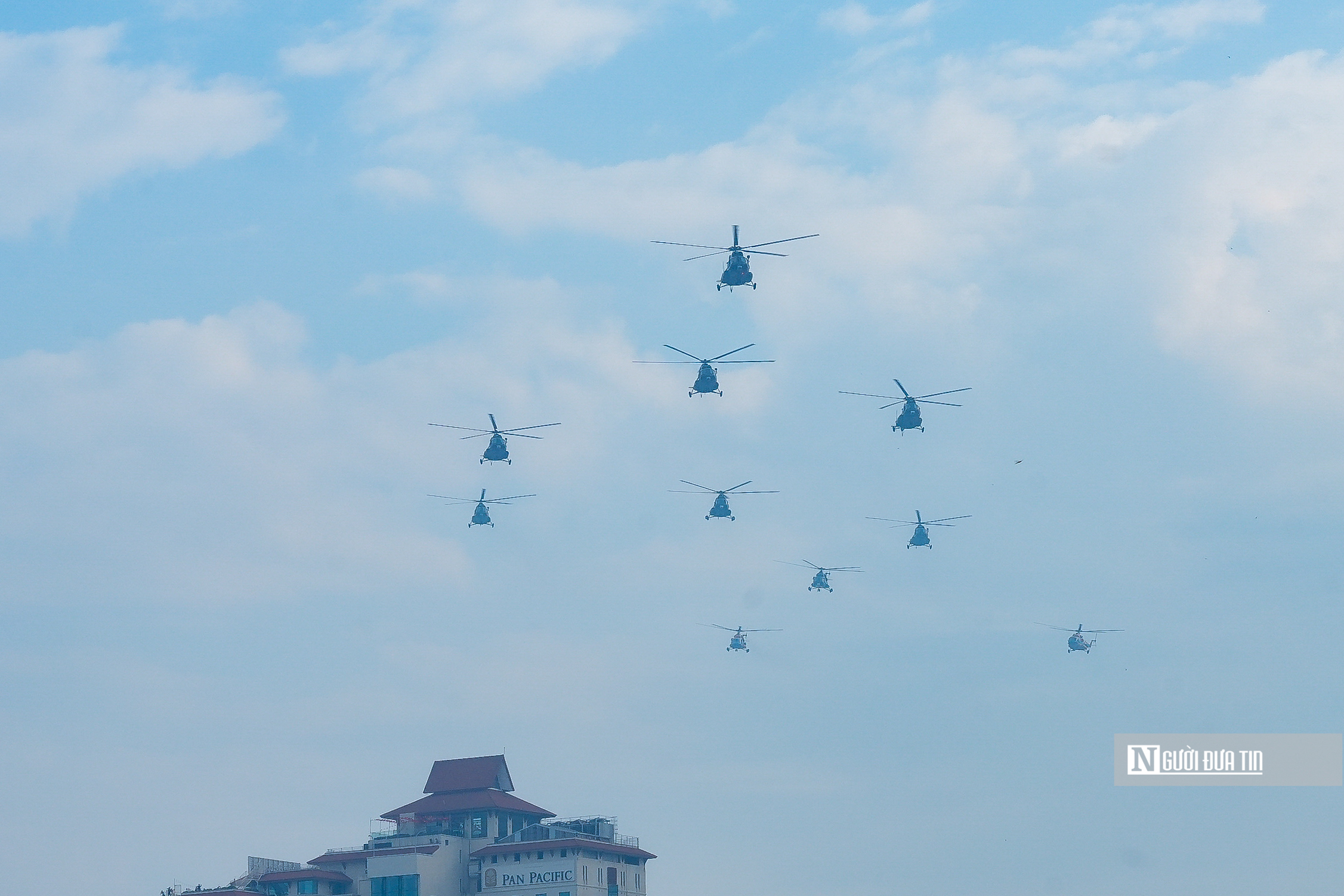 Đội hình "hổ mang chúa" SU-30MK2 gầm rú trên bầu trời Hà Nội- Ảnh 10. Đội hình "hổ mang chúa" SU-30MK2 gầm rú trên bầu trời Hà Nội- Ảnh 10.