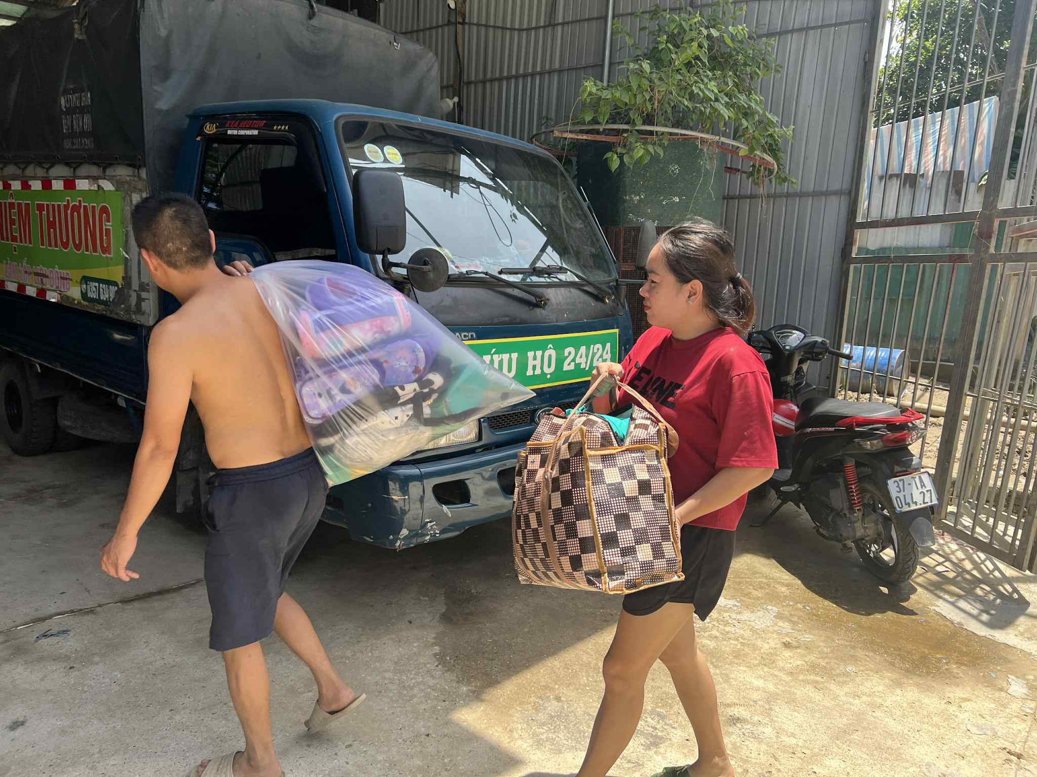 Nghệ An: Người dân miền núi chạy đua với bão, di dời tài sản đến nơi an toàn- Ảnh 2.