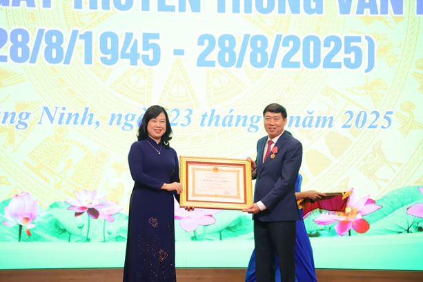 Vinh danh những đóng góp thầm lặng của cán bộ Văn phòng ngành Y tế - Ảnh 1.
