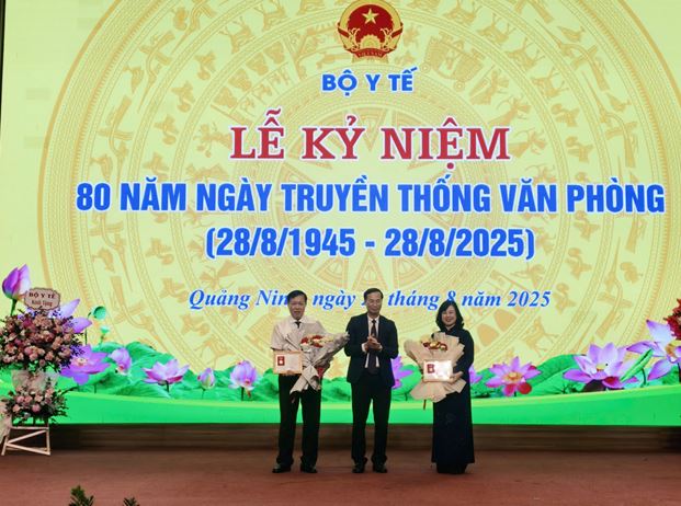 Vinh danh những đóng góp thầm lặng của cán bộ Văn phòng ngành Y tế - Ảnh 2.