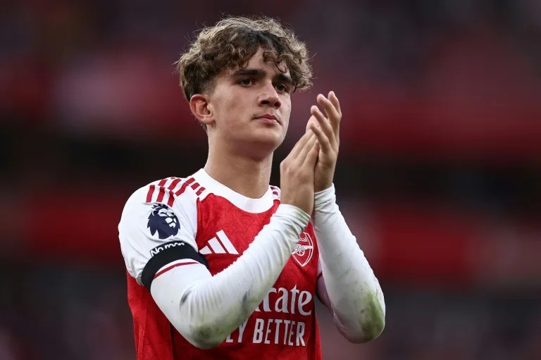 "Thần đồng" 15 tuổi của Arsenal được huyền thoại bóng đá Anh hết lời khen ngợi- Ảnh 1.