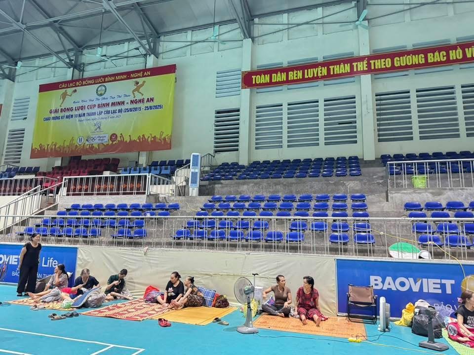 Chủ tịch UBND tỉnh Nghệ An kiểm tra các điểm xung yếu, dốc lực di dời người dân đến nơi an toàn - Ảnh 2.