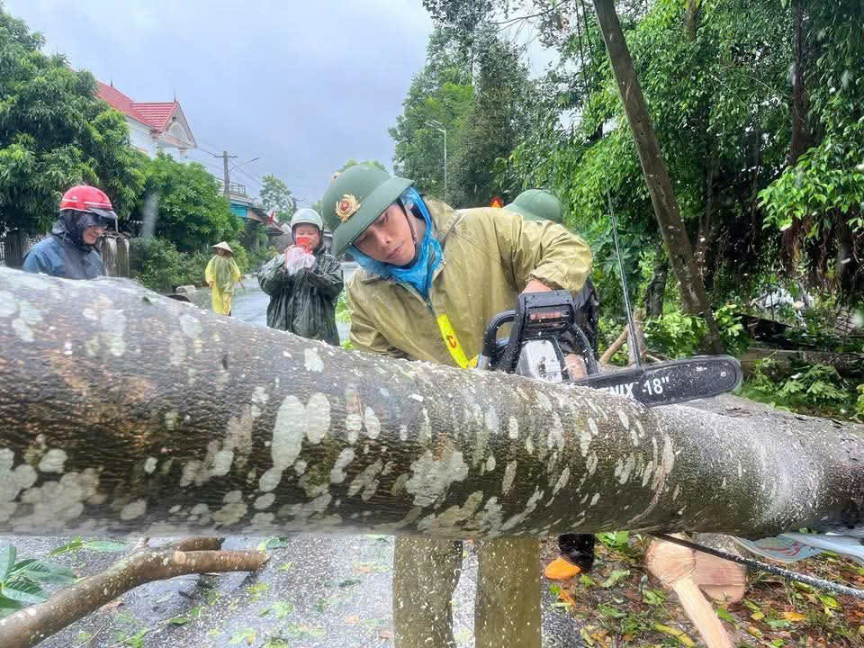 Hà Tĩnh: 10 người thương vong trong cơn bão số 5- Ảnh 3. Hà Tĩnh: 10 người thương vong trong cơn bão số 5- Ảnh 3.