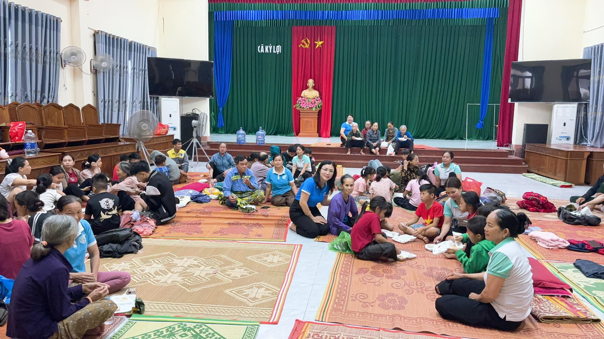 Ấm lòng suất ăn nóng hổi, đầy ắp nghĩa tình giữa cơn bão số 5 - Ảnh 4.