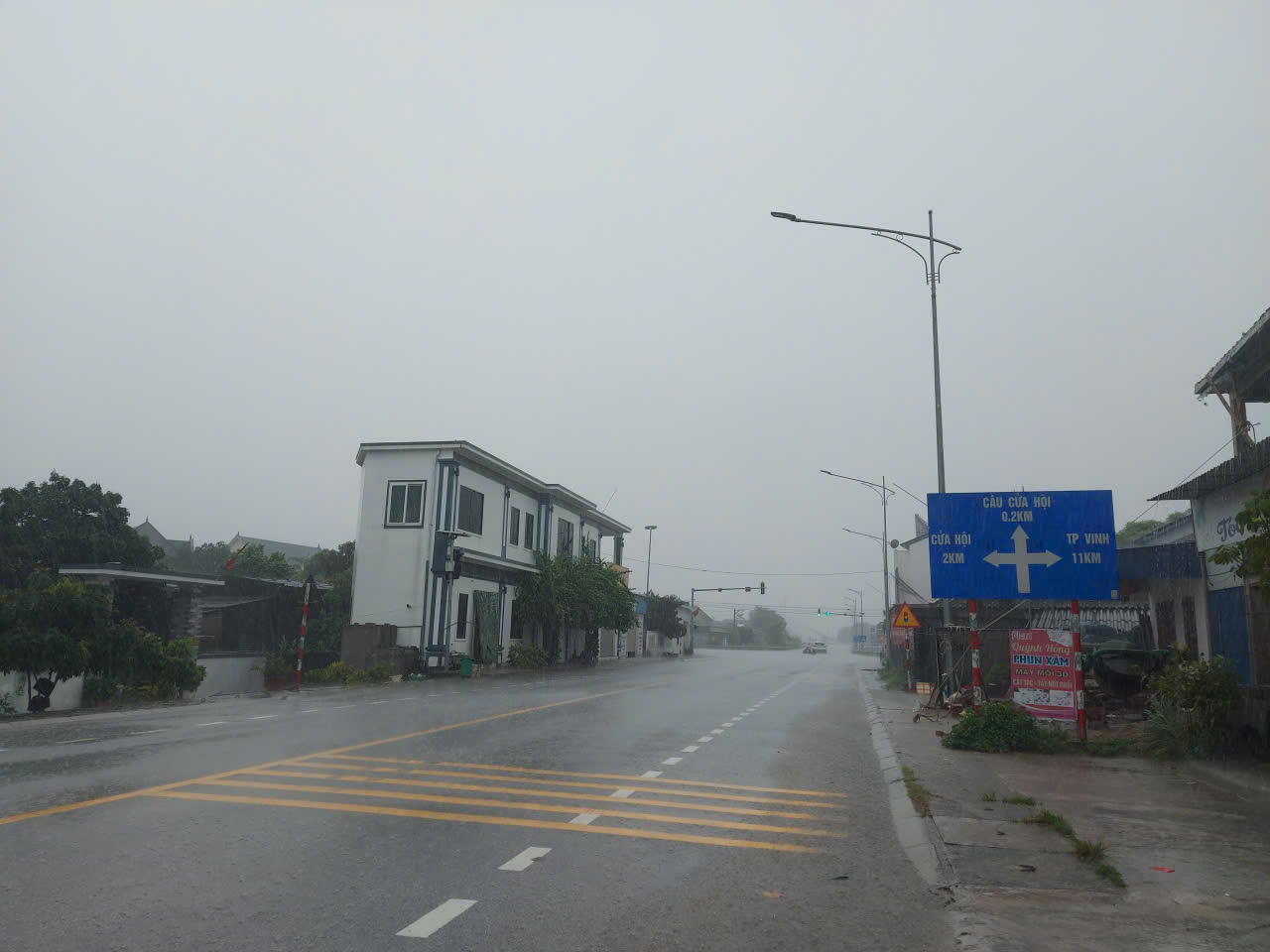Cấm lưu thông qua cầu nối Hà Tĩnh - Nghệ An đề phòng bão số 5- Ảnh 2.