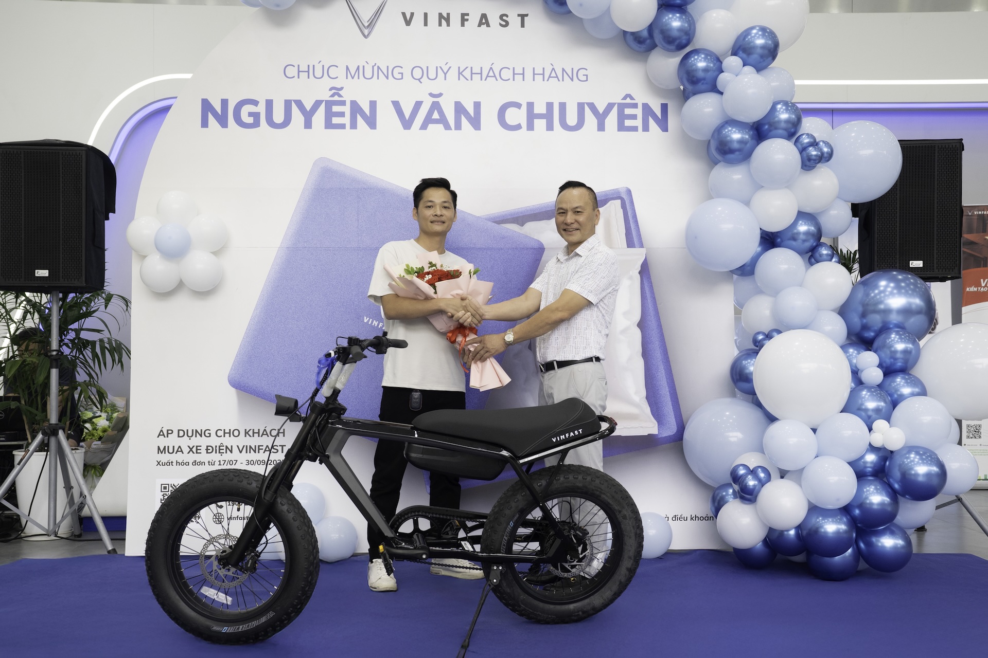Khách hàng VinFast bất ngờ vì trải nghiệm “mua 1 được 2” - Ảnh 1.