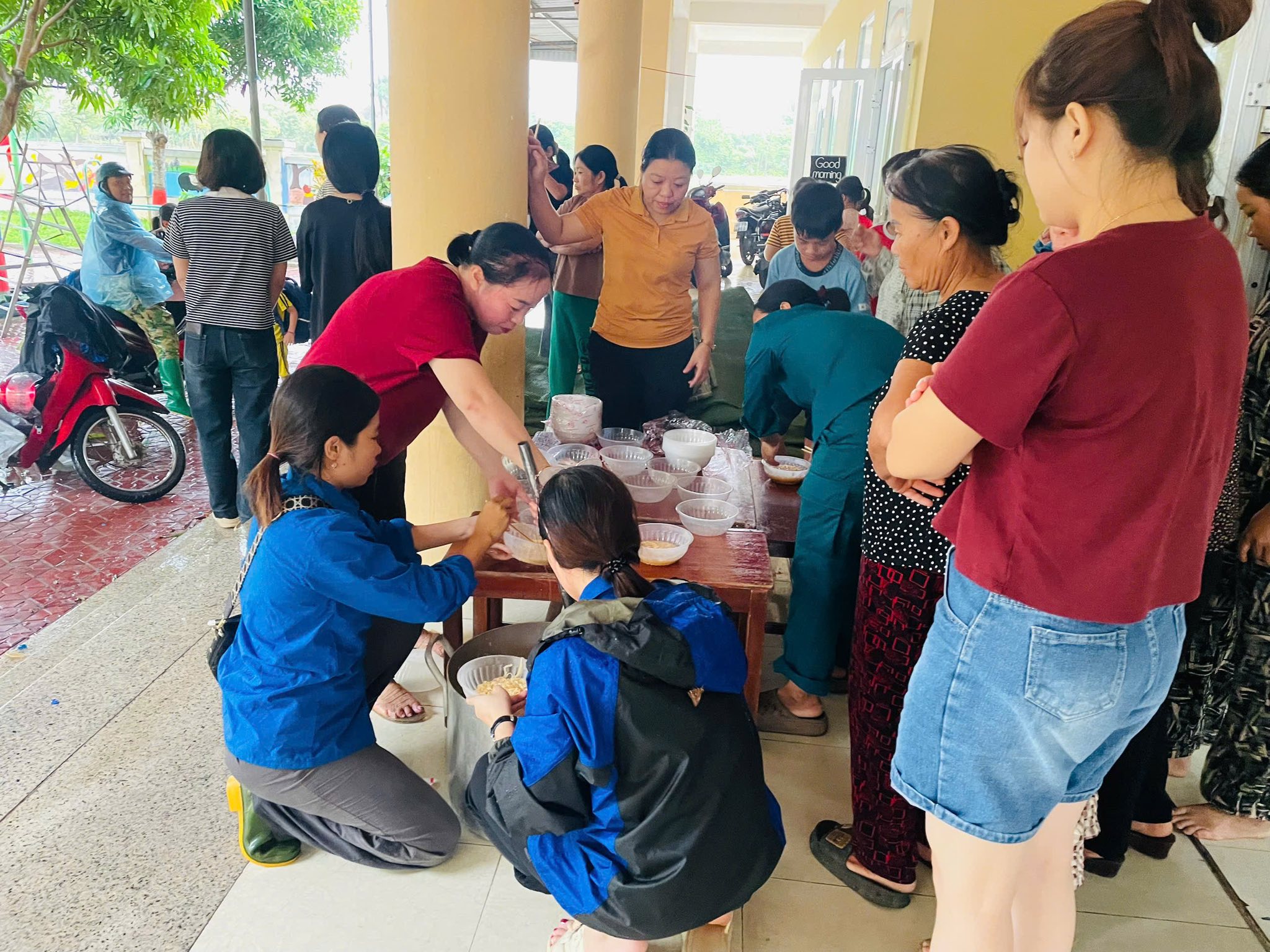 Ấm lòng suất ăn nóng hổi, đầy ắp nghĩa tình giữa cơn bão số 5 - Ảnh 2.