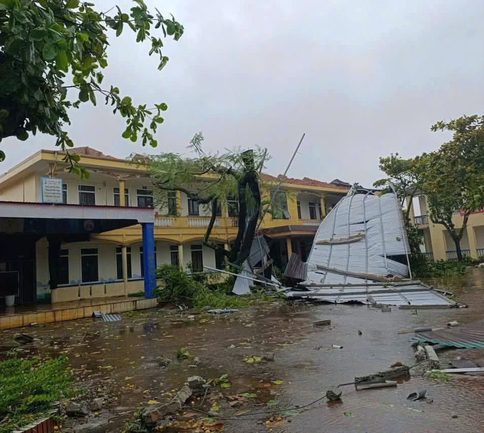 Hà Tĩnh: 10 người thương vong trong cơn bão số 5- Ảnh 2. Hà Tĩnh: 10 người thương vong trong cơn bão số 5- Ảnh 2.