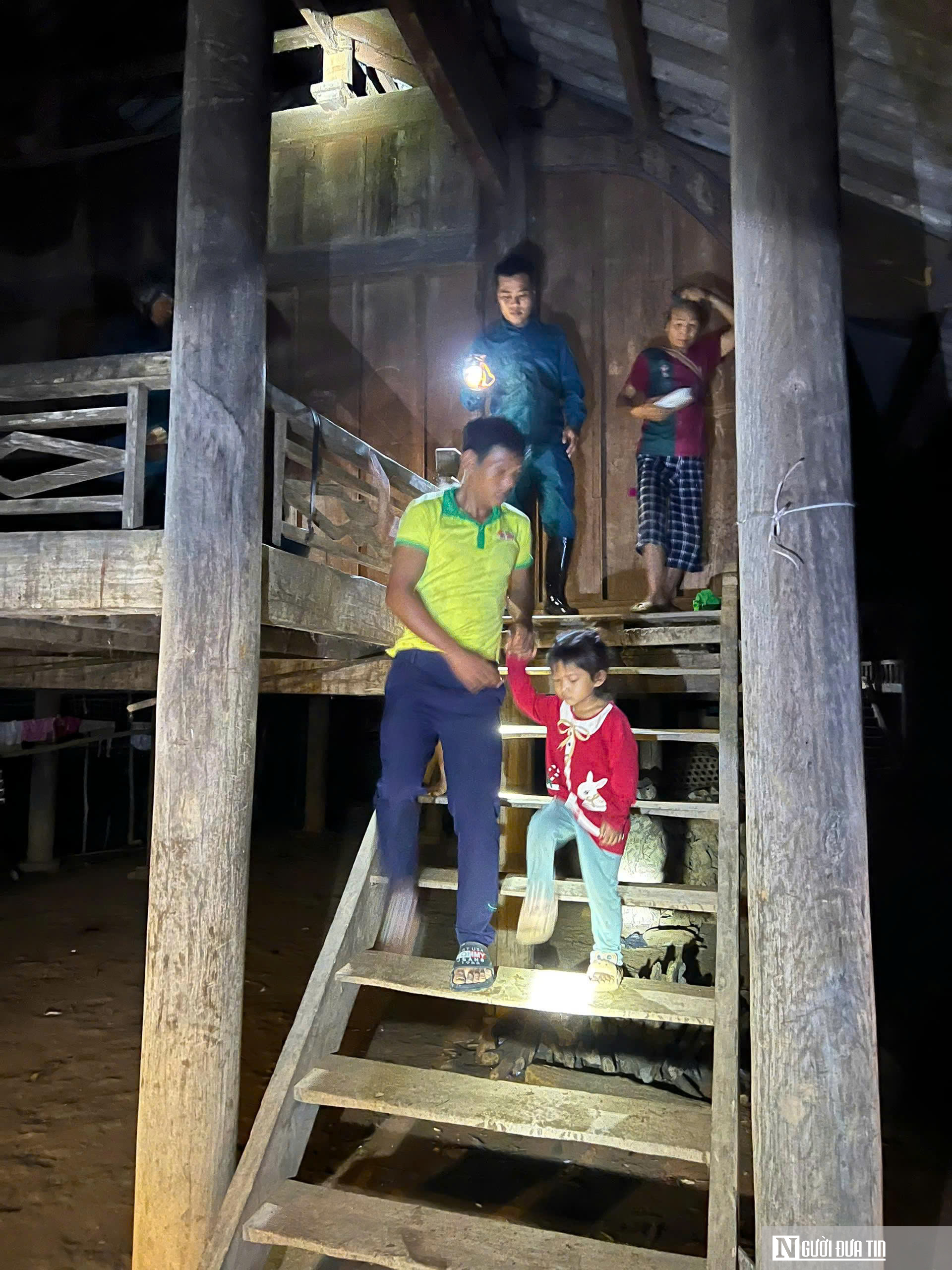 Nghệ An nỗ lực di dời khẩn cấp người dân xã biên giới trong đêm- Ảnh 5. Nghệ An nỗ lực di dời khẩn cấp người dân xã biên giới trong đêm- Ảnh 5.