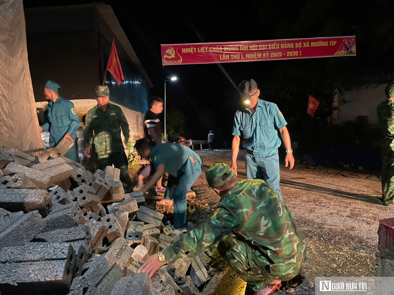 Nghệ An nỗ lực di dời khẩn cấp người dân xã biên giới trong đêm- Ảnh 7. Nghệ An nỗ lực di dời khẩn cấp người dân xã biên giới trong đêm- Ảnh 7.