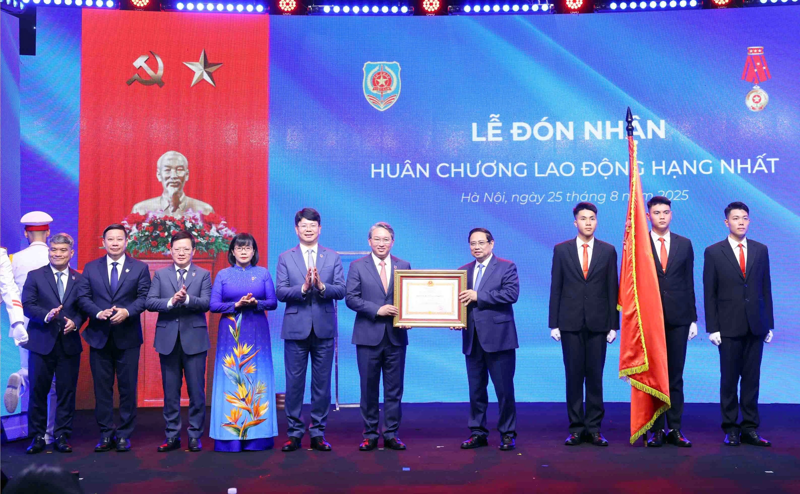 Bộ Tư pháp đón nhận Huân chương Lao động hạng Nhất- Ảnh 2. Bộ Tư pháp đón nhận Huân chương Lao động hạng Nhất- Ảnh 2.
