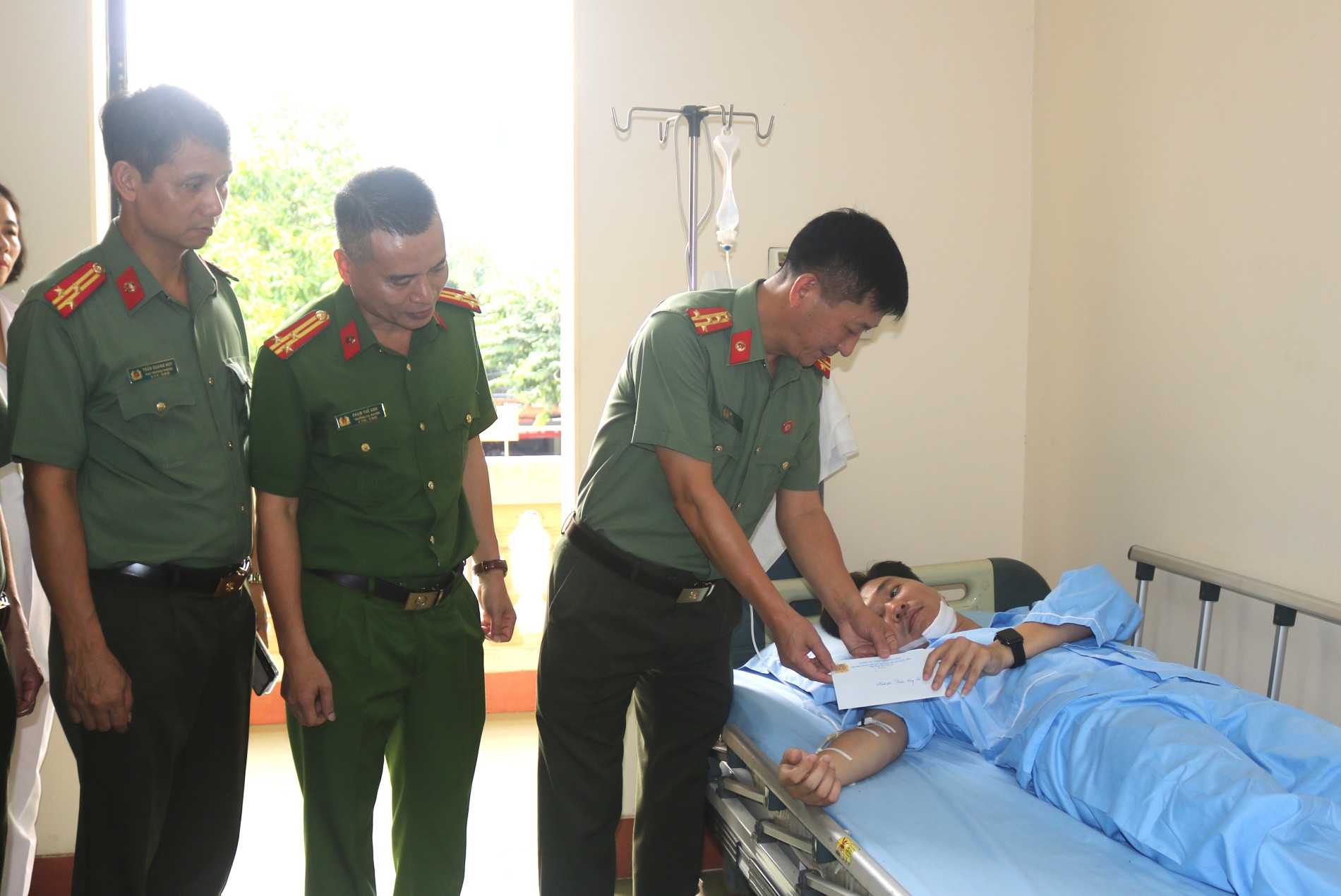 Điều tra vụ người đàn ông đâm em dâu rồi cố thủ trong nhà dọa tự sát- Ảnh 1. Điều tra vụ người đàn ông đâm em dâu rồi cố thủ trong nhà dọa tự sát- Ảnh 1.