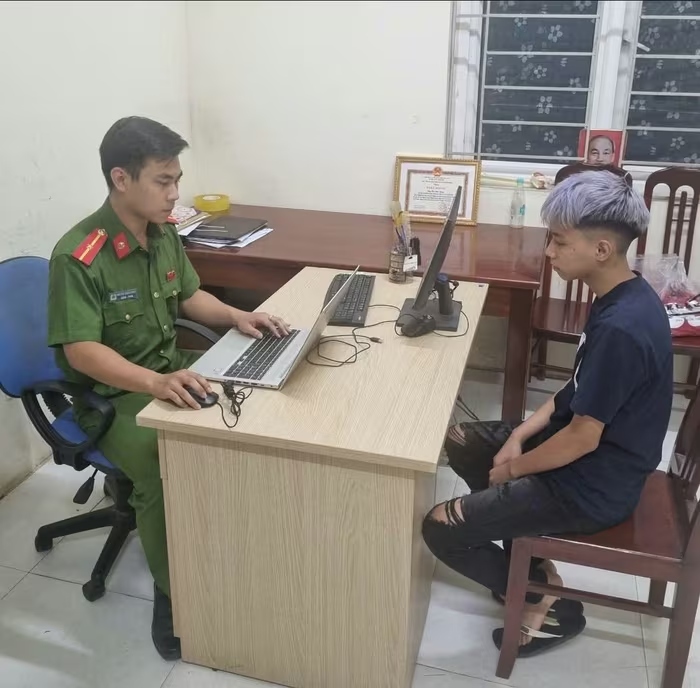 Bắt 3 đối tượng chặn đánh, trói chân rồi cướp tài sản của người đi đường- Ảnh 1. Bắt 3 đối tượng chặn đánh, trói chân rồi cướp tài sản của người đi đường- Ảnh 1.
