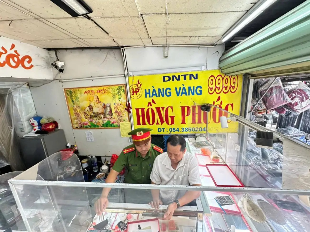 Đang làm ruộng bên đường, người phụ nữ bị đối tượng bịt mặt giật dây chuyền- Ảnh 1. Đang làm ruộng bên đường, người phụ nữ bị đối tượng bịt mặt giật dây chuyền- Ảnh 1.
