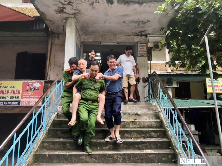 Chủ tịch UBND tỉnh Nghệ An kiểm tra các điểm xung yếu, dốc lực di dời người dân đến nơi an toàn - Ảnh 4.
