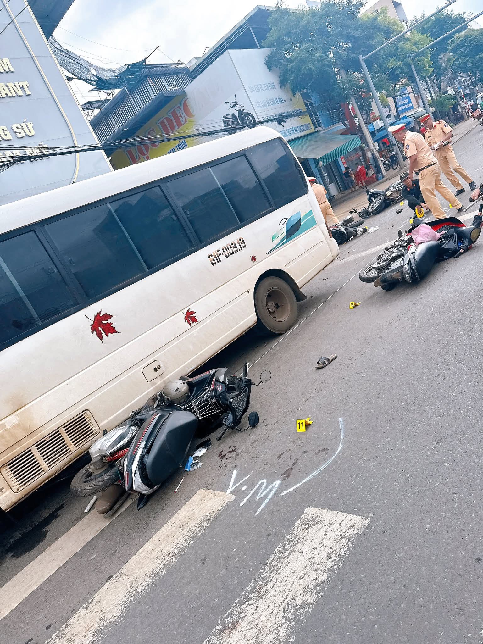 Xác định nguyên nhân ô tô khách tông hàng loạt xe máy ở Đồng Nai - Ảnh 2.