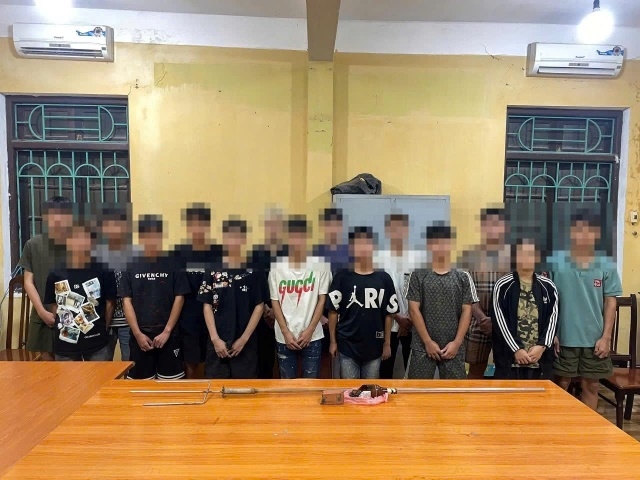 Bắt giữ 2 nhóm thanh niên mang hung khí đánh nhau để giải quyết mâu thuẫn- Ảnh 1. Bắt giữ 2 nhóm thanh niên mang hung khí đánh nhau để giải quyết mâu thuẫn- Ảnh 1.