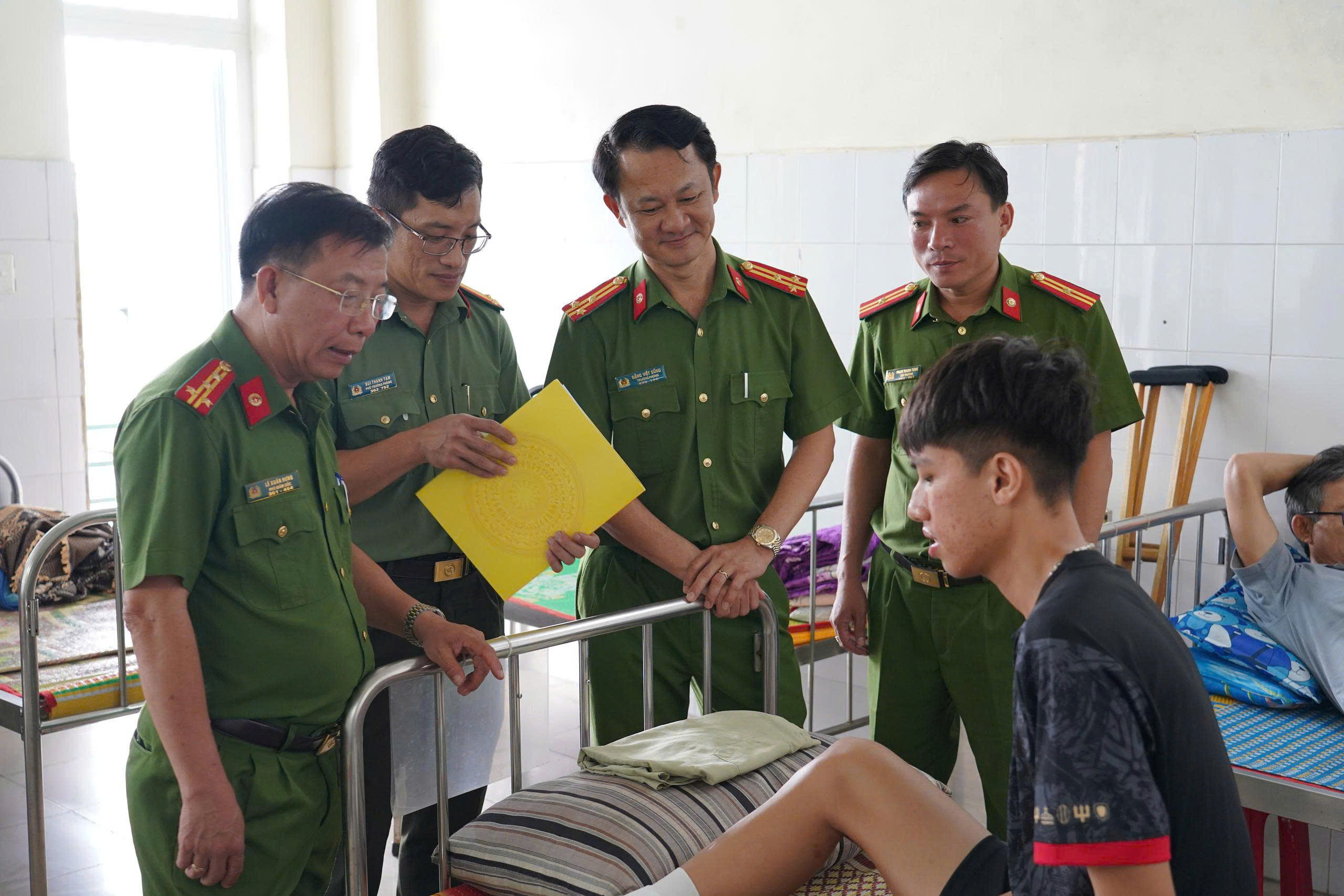 Quảng Ngãi: Chiến sĩ Công an bị thương khi chữa cháy tàu cá- Ảnh 1. Quảng Ngãi: Chiến sĩ Công an bị thương khi chữa cháy tàu cá- Ảnh 1.