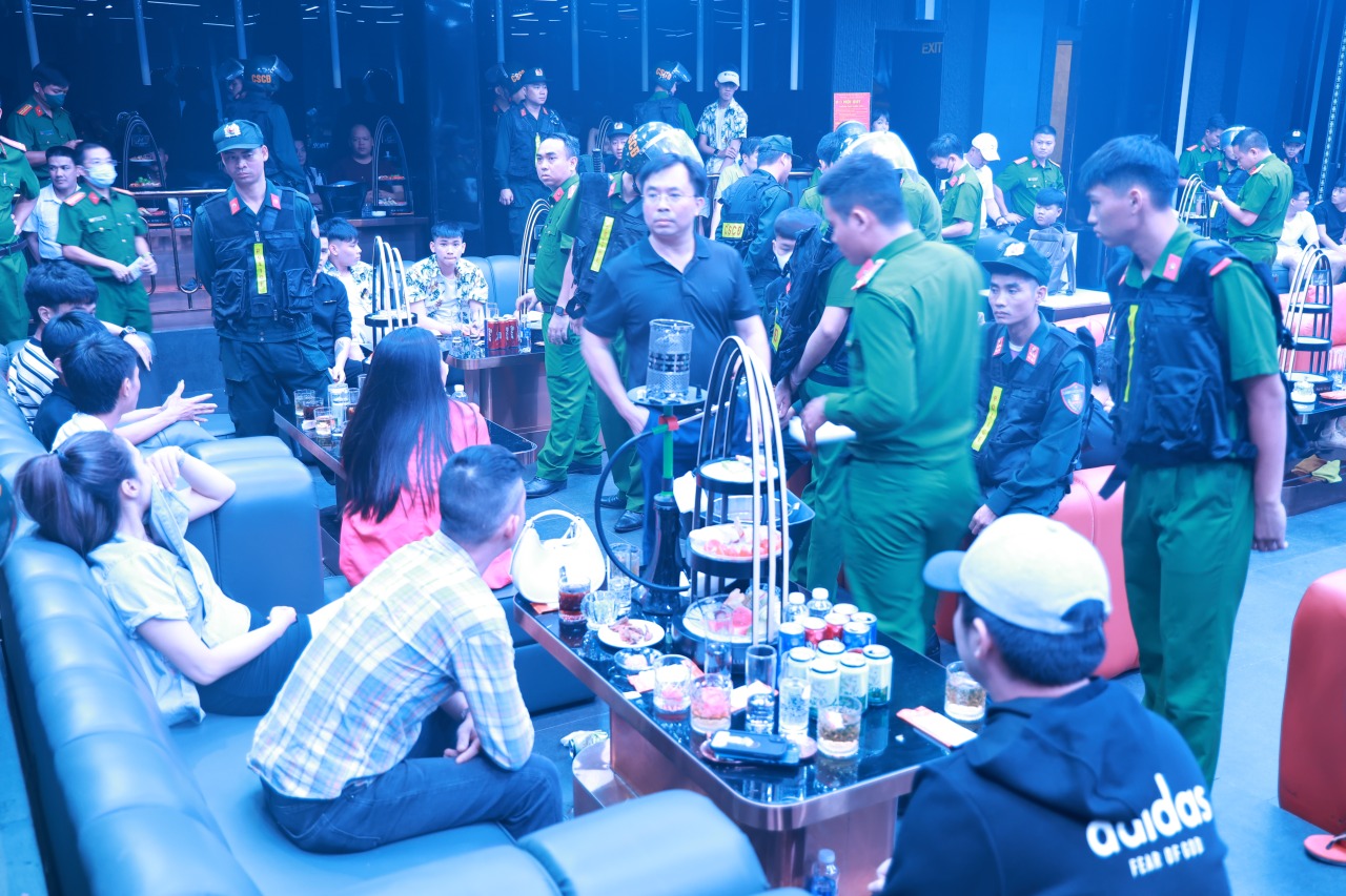 Khởi tố 39 bị can sau vụ kiểm tra 2 quán bar ở Quảng Trị- Ảnh 1.