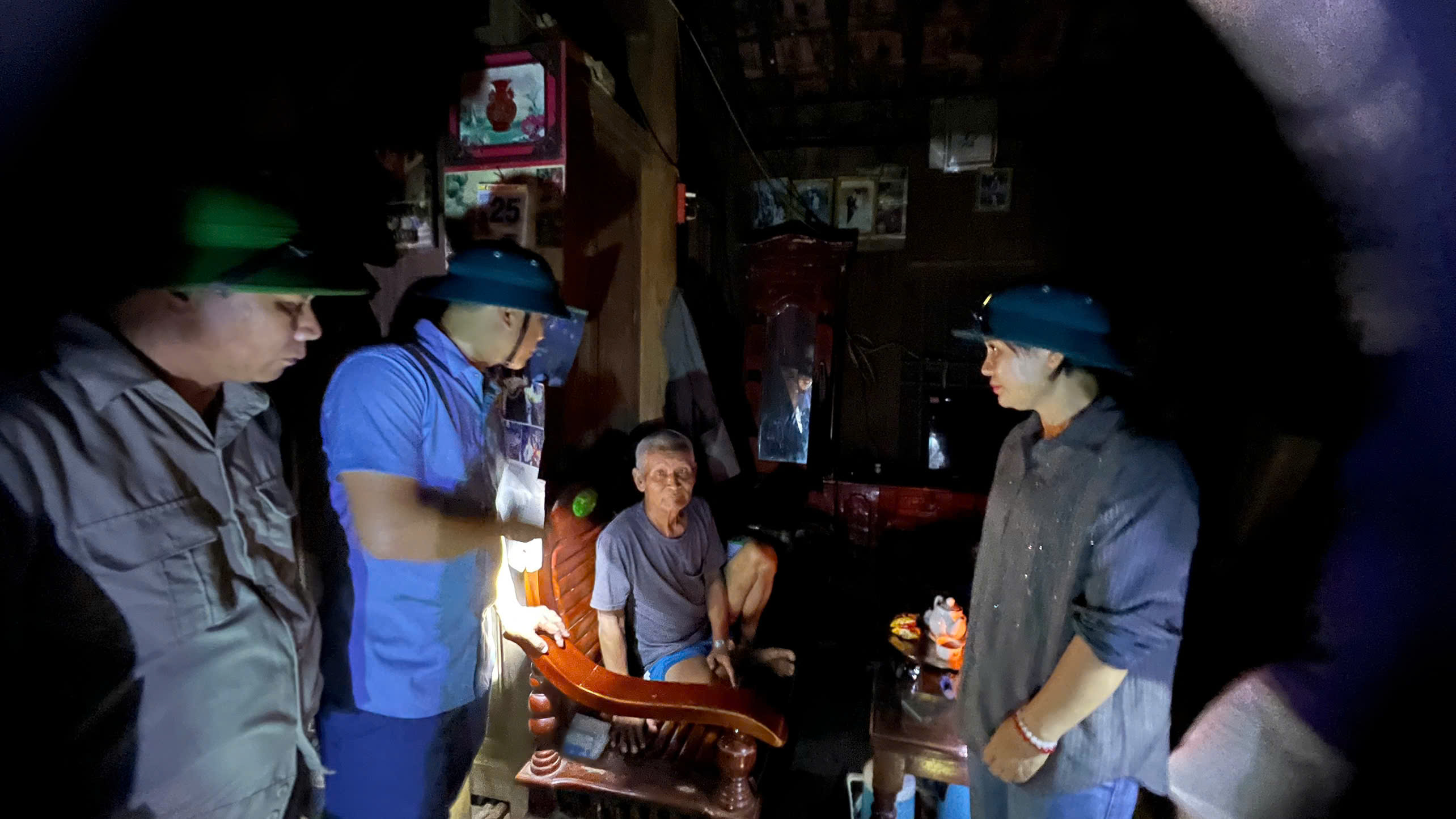 Nghệ An nỗ lực di dời khẩn cấp người dân xã biên giới trong đêm- Ảnh 3. Nghệ An nỗ lực di dời khẩn cấp người dân xã biên giới trong đêm- Ảnh 3.