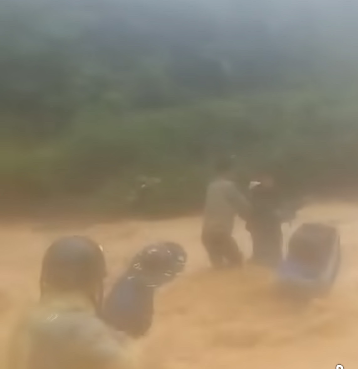 Xúc động video cán bộ xã biên giới vượt lũ dữ đưa người dân đến nơi an toàn- Ảnh 1. Xúc động video cán bộ xã biên giới vượt lũ dữ đưa người dân đến nơi an toàn- Ảnh 1.