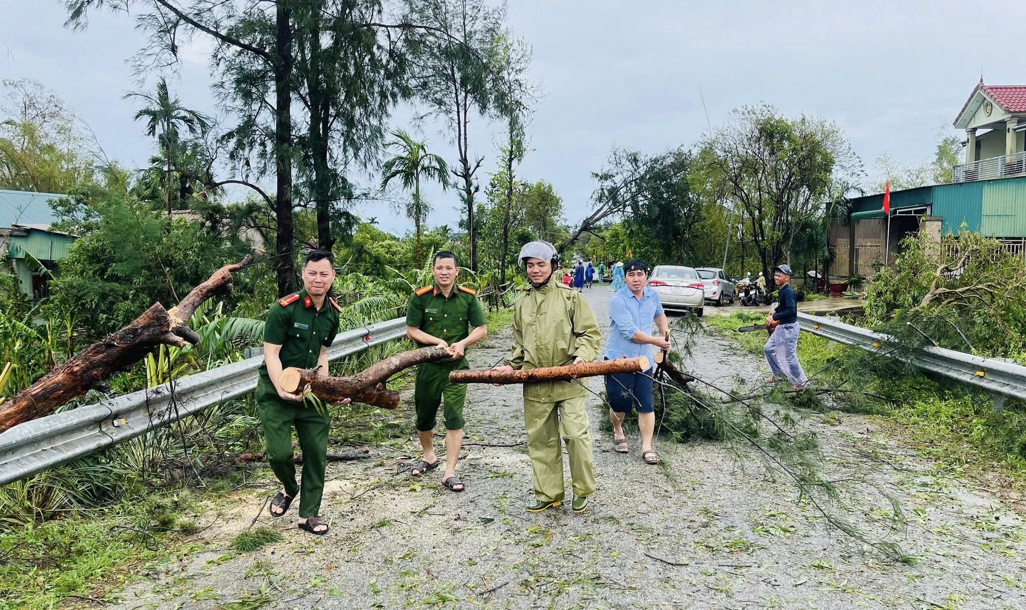 Hà Tĩnh: Cận cảnh bão số 5 “vò nát” hàng nghìn ngôi nhà ở các xã ven biển- Ảnh 8. Hà Tĩnh: Cận cảnh bão số 5 “vò nát” hàng nghìn ngôi nhà ở các xã ven biển- Ảnh 8.