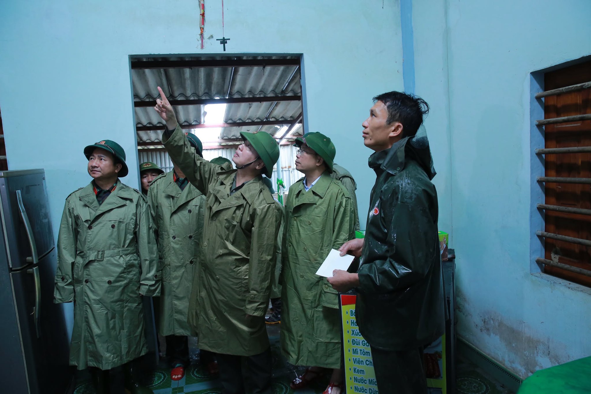 Phó thủ tướng Chính phủ Trần Hồng Hà kiểm tra, động viên nhân dân Hà Tĩnh sau bão số 5- Ảnh 6.