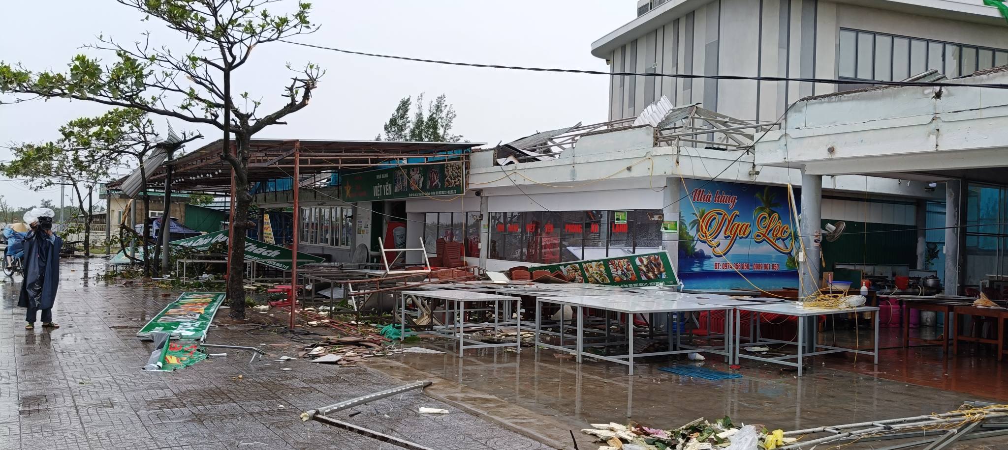 Hà Tĩnh: Cận cảnh bão số 5 “vò nát” hàng nghìn ngôi nhà ở các xã ven biển- Ảnh 4. Hà Tĩnh: Cận cảnh bão số 5 “vò nát” hàng nghìn ngôi nhà ở các xã ven biển- Ảnh 4.