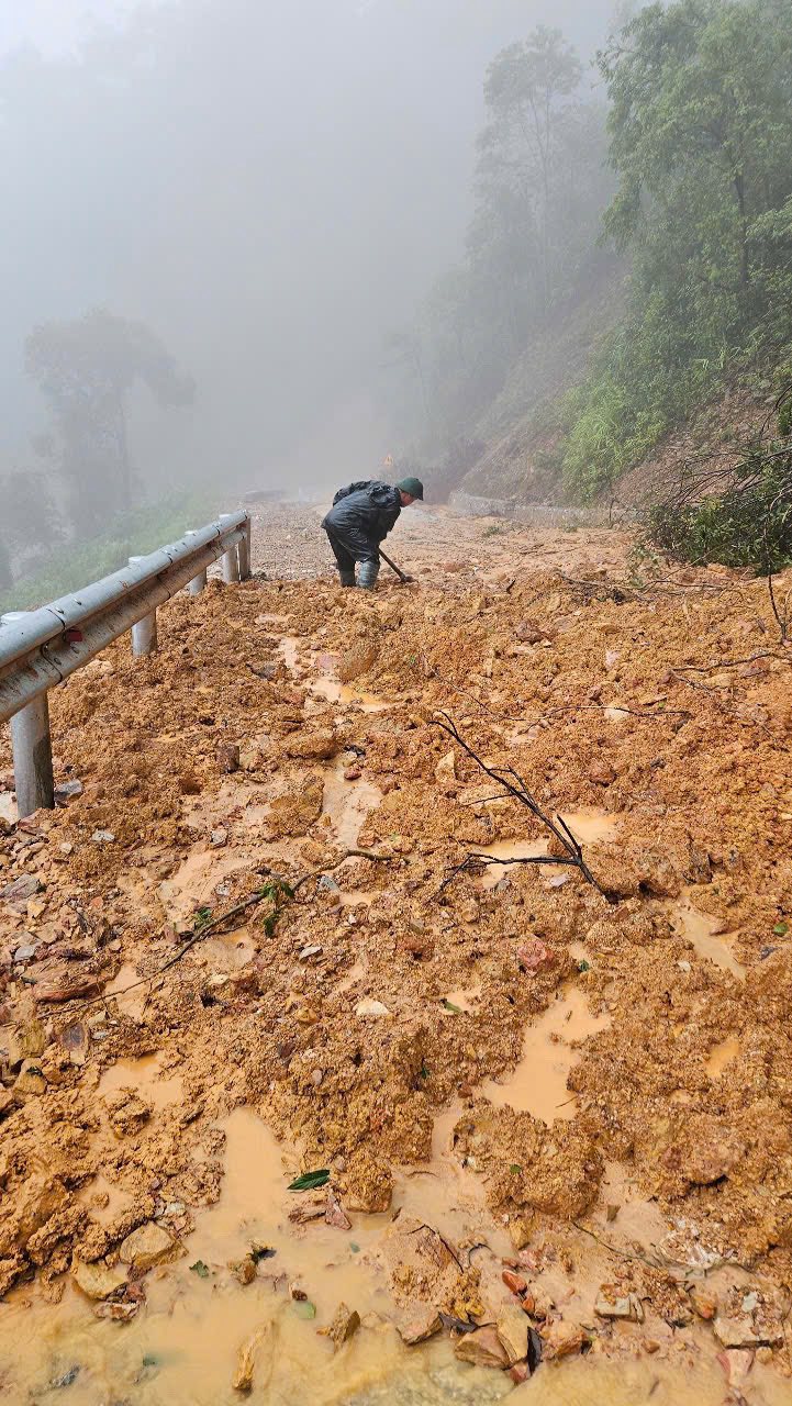Bão số 5 đổ bộ khiến nhiều tuyến đường ở miền núi Nghệ An bị sạt lở, ngập sâu- Ảnh 3.