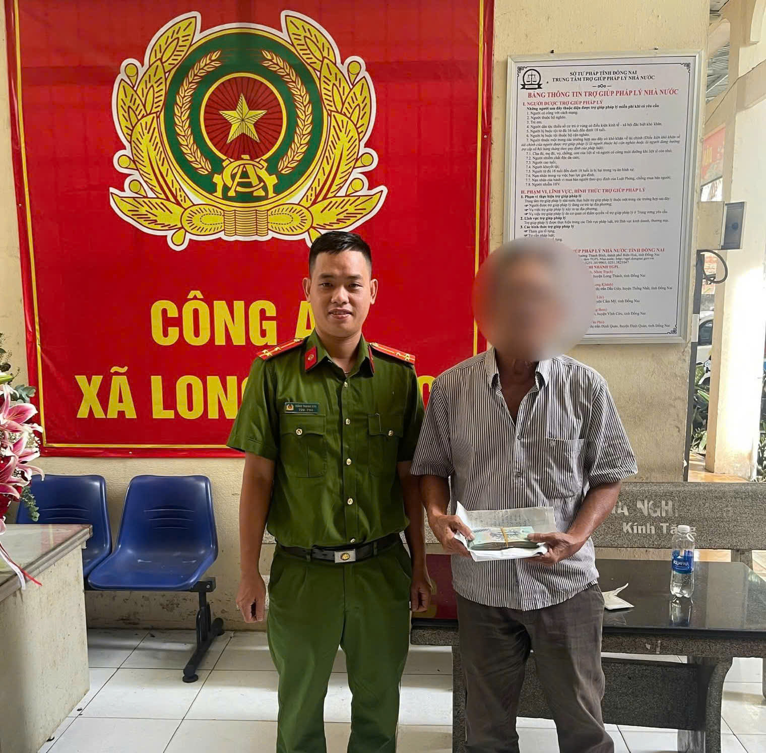 Cụ ông suýt mất 70 triệu vì tin nhầm "công an giả"- Ảnh 1. Cụ ông suýt mất 70 triệu vì tin nhầm "công an giả"- Ảnh 1.