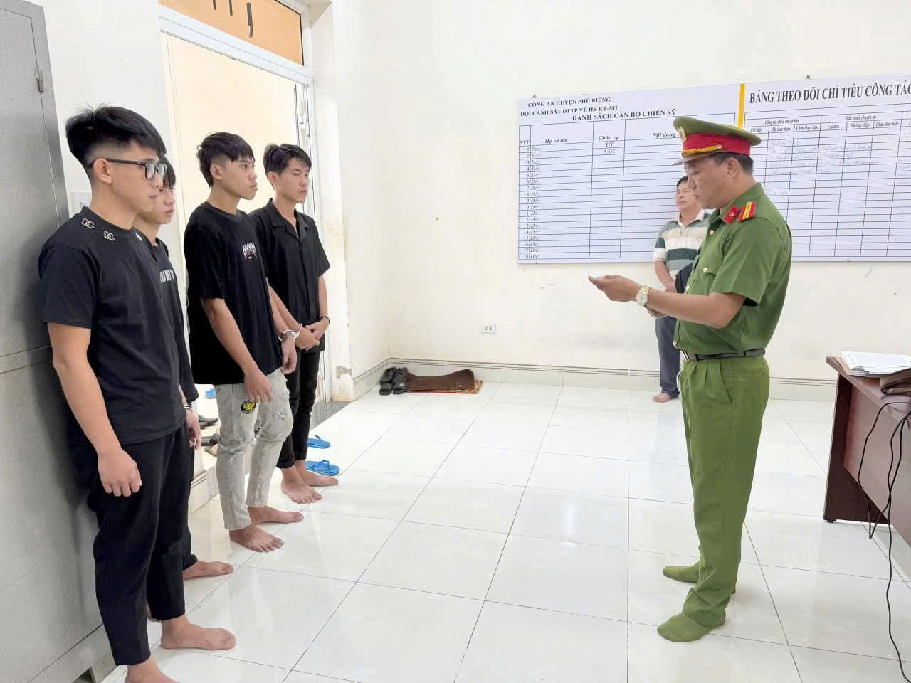 Khởi tố, bắt tạm giam 6 thanh niên dùng dao chém người tại đám cưới- Ảnh 2.