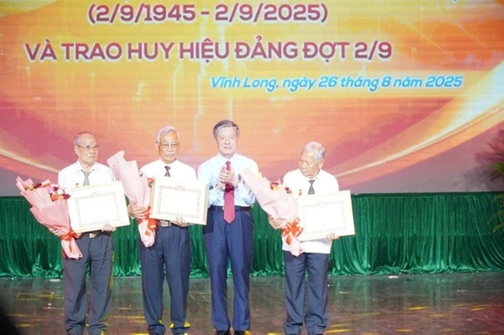Vĩnh Long phát huy truyền thống, khơi dậy khát vọng vươn lên- Ảnh 2. Vĩnh Long phát huy truyền thống, khơi dậy khát vọng vươn lên- Ảnh 2.