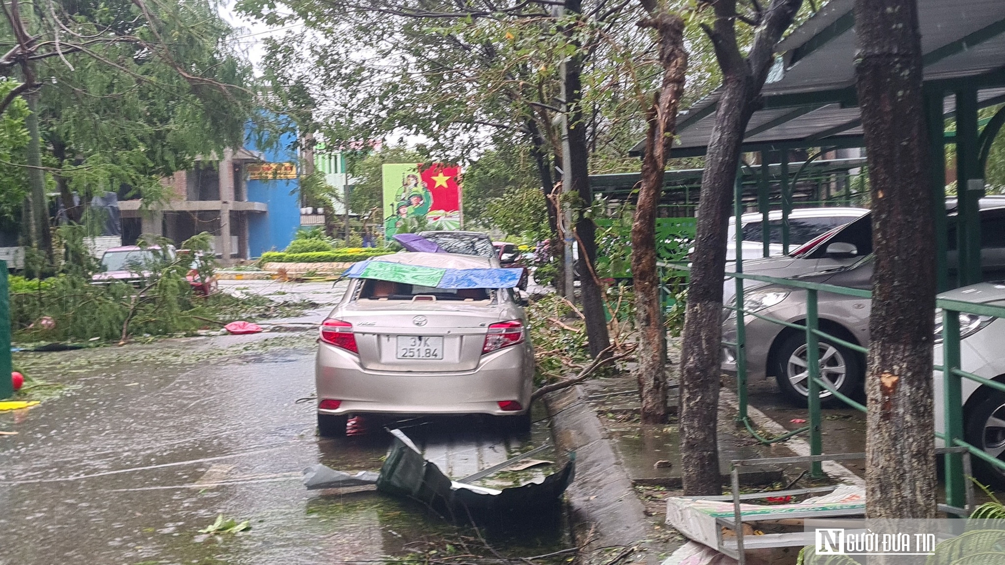 Hàng loạt ô tô ở Nghệ An bị đè bẹp sau khi bão số 5 đổ bộ- Ảnh 9. Hàng loạt ô tô ở Nghệ An bị đè bẹp sau khi bão số 5 đổ bộ- Ảnh 9.