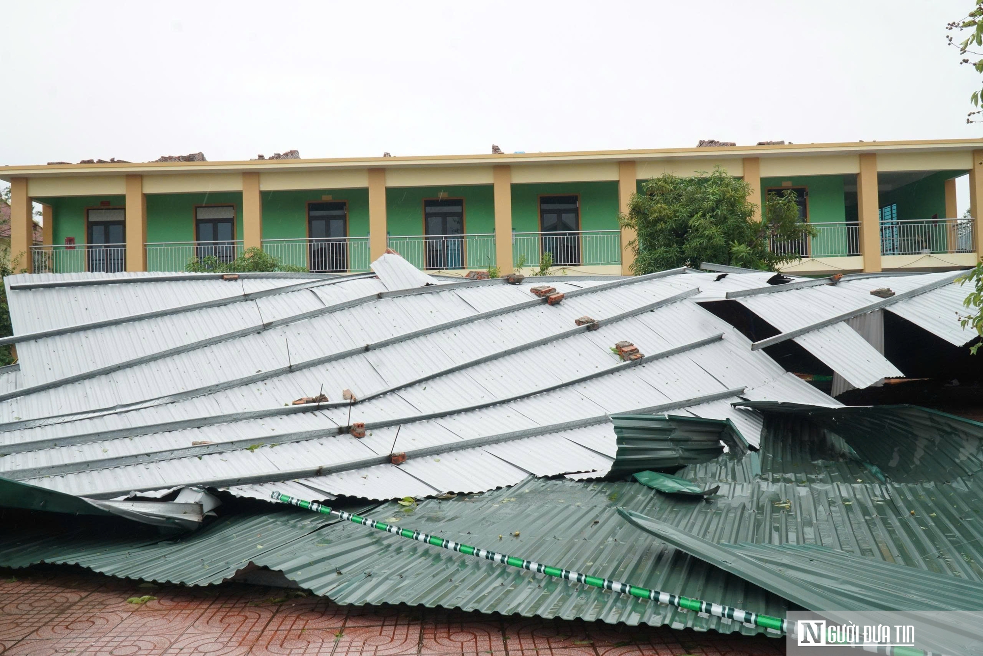 Nhiều trường học ở Nghệ An tốc mái, hư hỏng nặng sau bão - Ảnh 6.