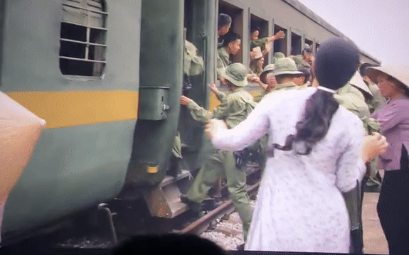 Diễn viên Đinh Thuý Hà khi diện áo dài trong Mưa Đỏ: Giữ trọn nét đẹp nền nã, phúc hậu làm say lòng khán giả- Ảnh 6. Diễn viên Đinh Thuý Hà khi diện áo dài trong Mưa Đỏ: Giữ trọn nét đẹp nền nã, phúc hậu làm say lòng khán giả- Ảnh 6.