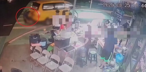 Tài xế taxi tử vong khi cố ngăn xe của mình lùi lại phía sau- Ảnh 1. Tài xế taxi tử vong khi cố ngăn xe của mình lùi lại phía sau- Ảnh 1.