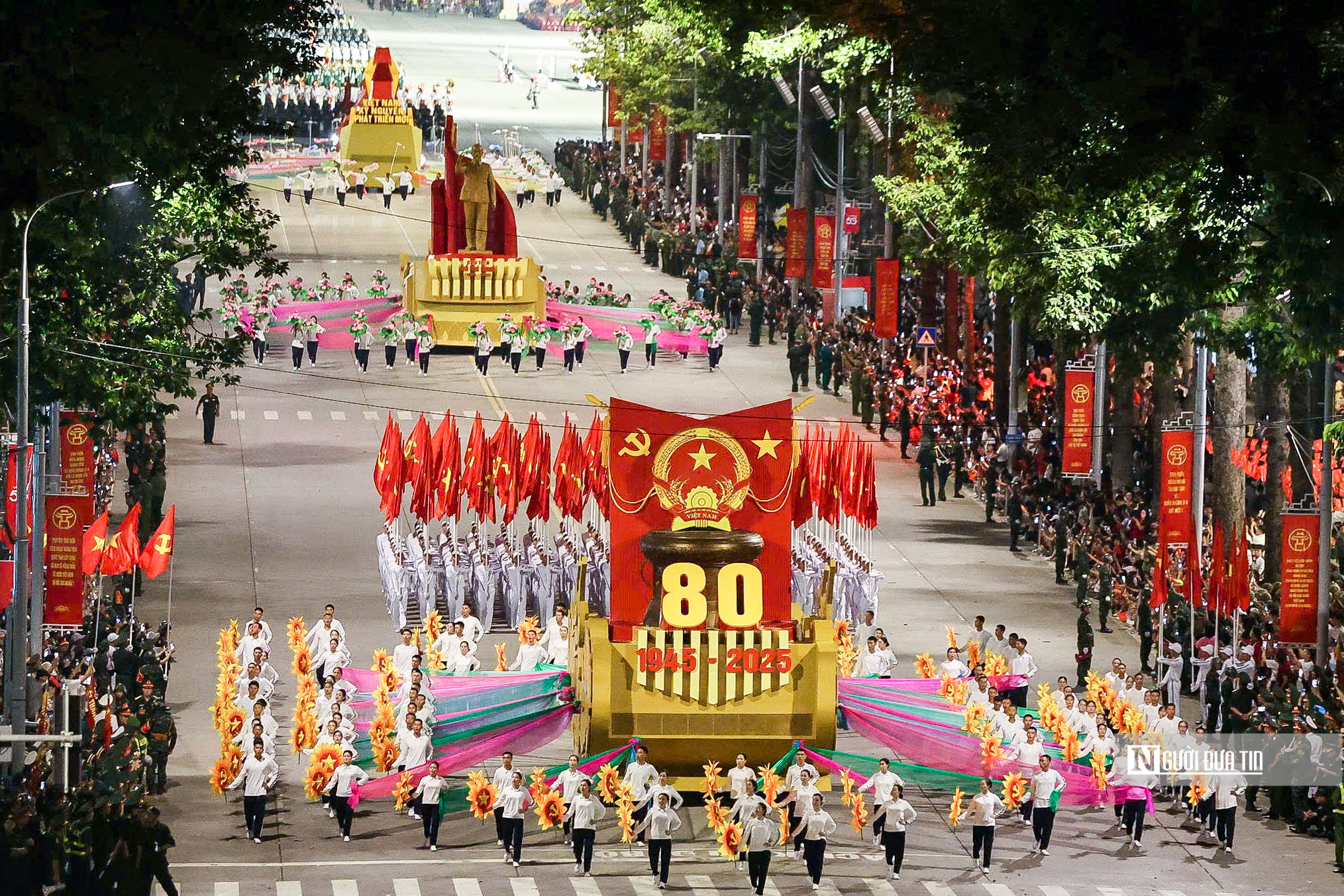 Hà Nội: Lắp dựng 10 nhà bạt dã chiến phục vụ người dân xem A80- Ảnh 1. Hà Nội: Lắp dựng 10 nhà bạt dã chiến phục vụ người dân xem A80- Ảnh 1.